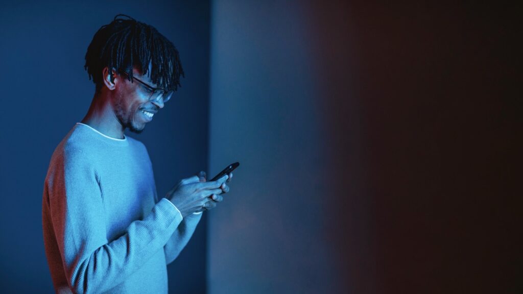 side-view-smiley-man-using-smartphone-with-copy-space Large